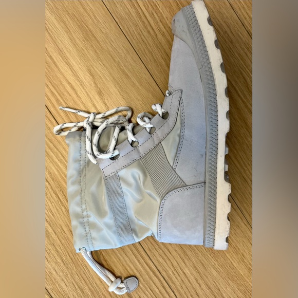 LIKE NEW! PALLADIUM Pampa Hi Blitz lace up Boots - women’s size 6.5 - EUC - Picture 3 of 8